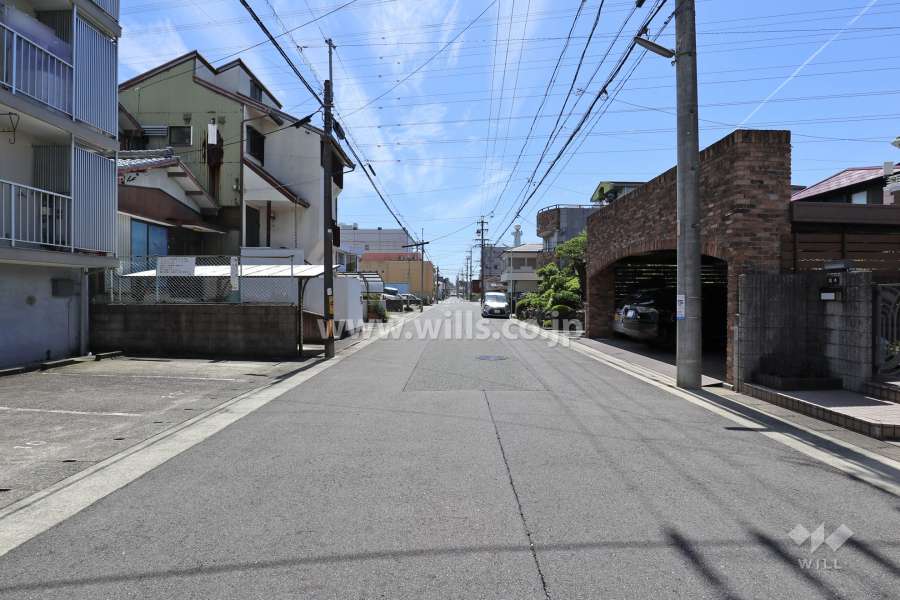 敷地北西側の前面道路（北東側から）