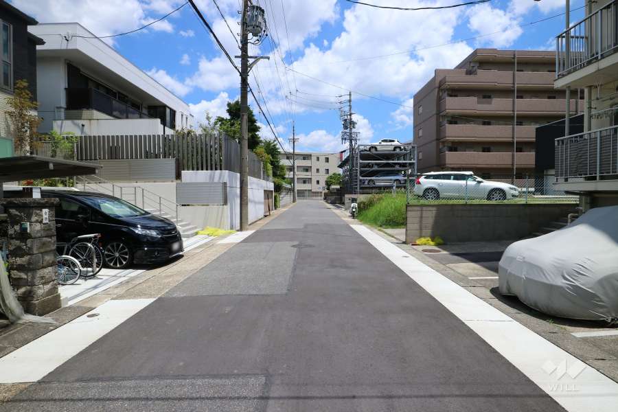 敷地北側の前面道路。（西側から）