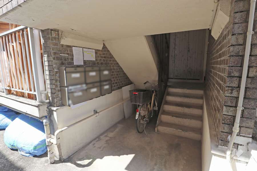 共用ポストと共用階段