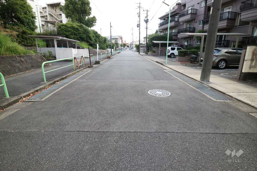敷地東側の前面道路（北側から）