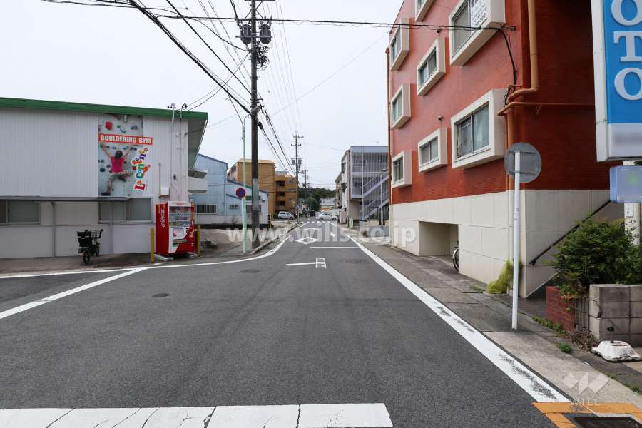 敷地西側の前面道路（北側から）
