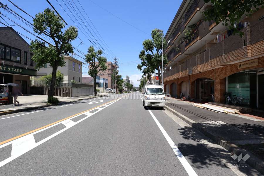 敷地南西側の前面道路（南東側から）