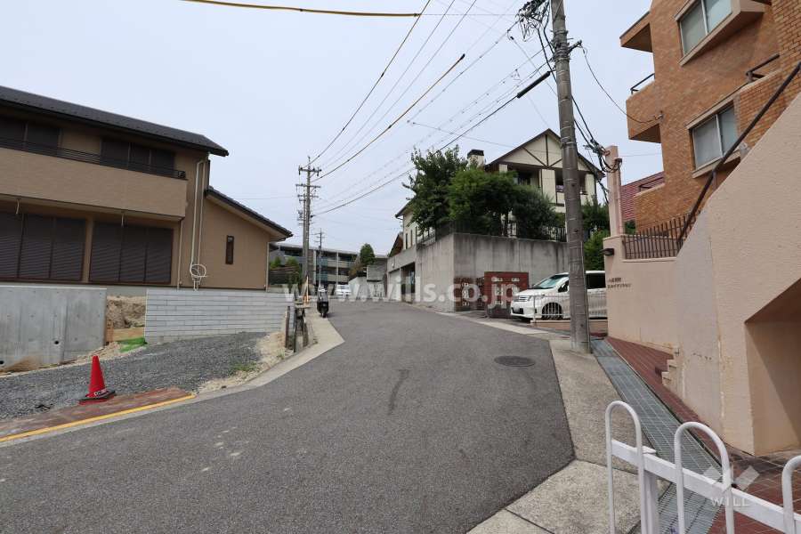 敷地西側の前面道路（南側から）