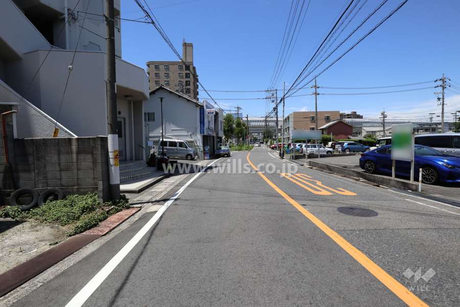 敷地北側の前面道路（東側から）