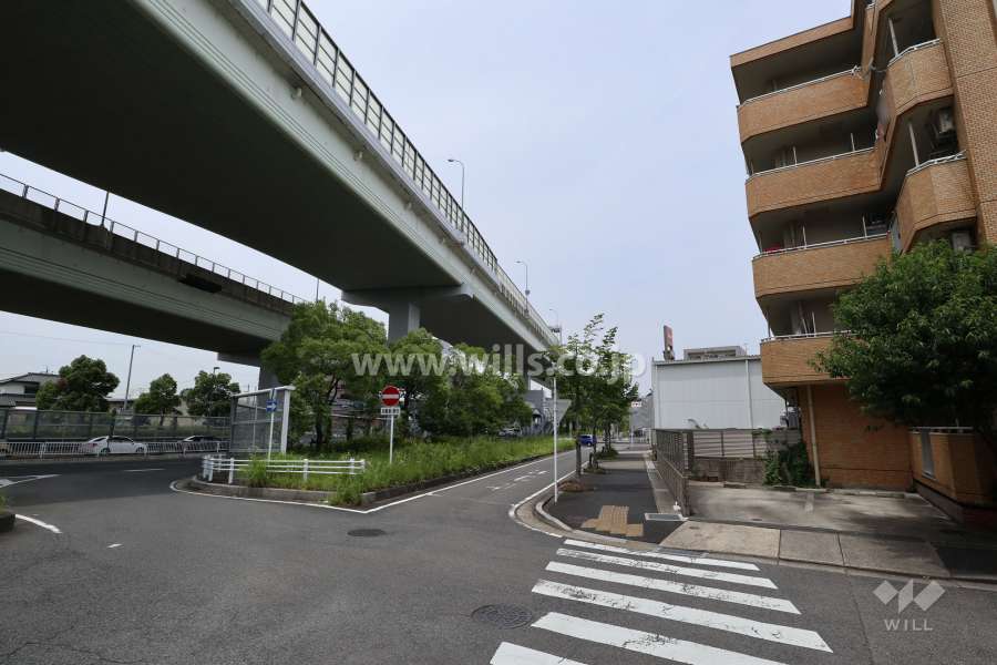 敷地の南側には名古屋高速２号東山線が走っています。