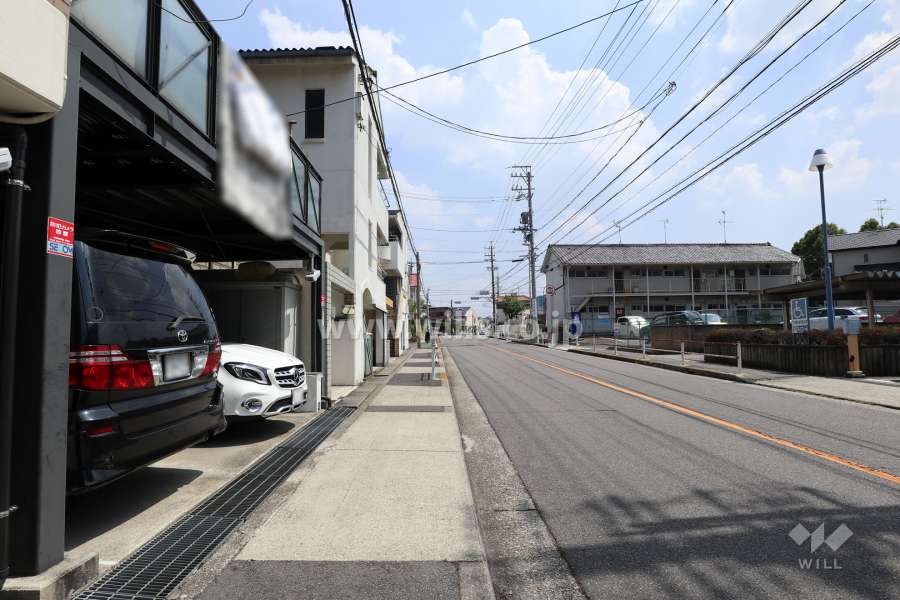 敷地西側の前面道路（北側から）