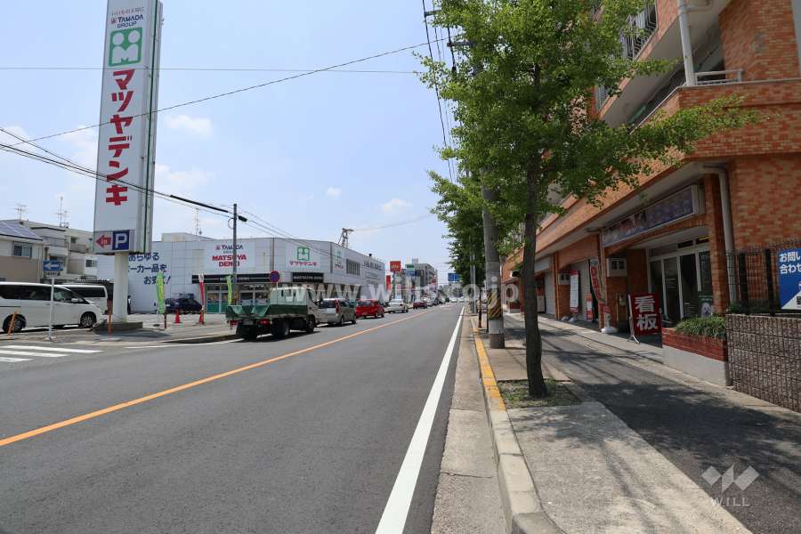 敷地南側の前面道路（東側から）