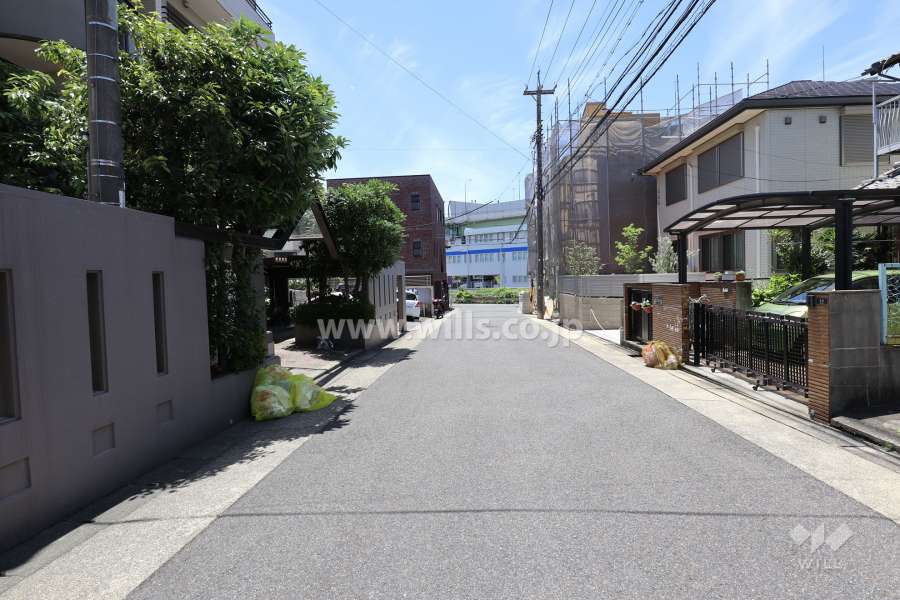 敷地北西側の前面道路（北東側から）