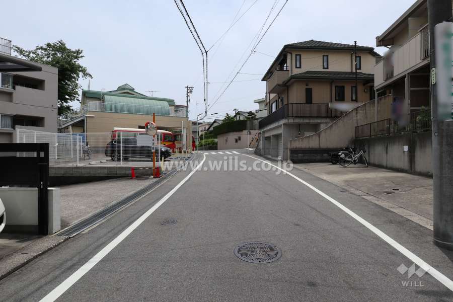 敷地北西側の前面道路（北東側から）
