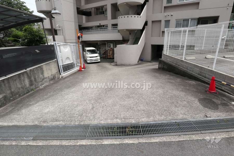 駐車場出入り口