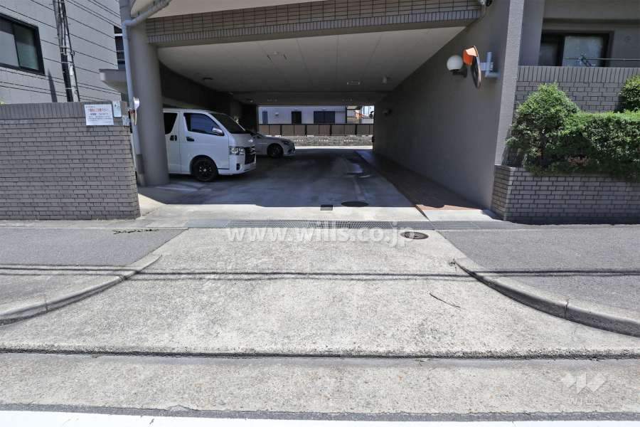 駐車場出入り口