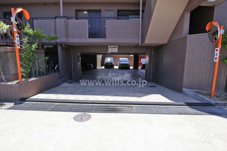 駐車場出入り口