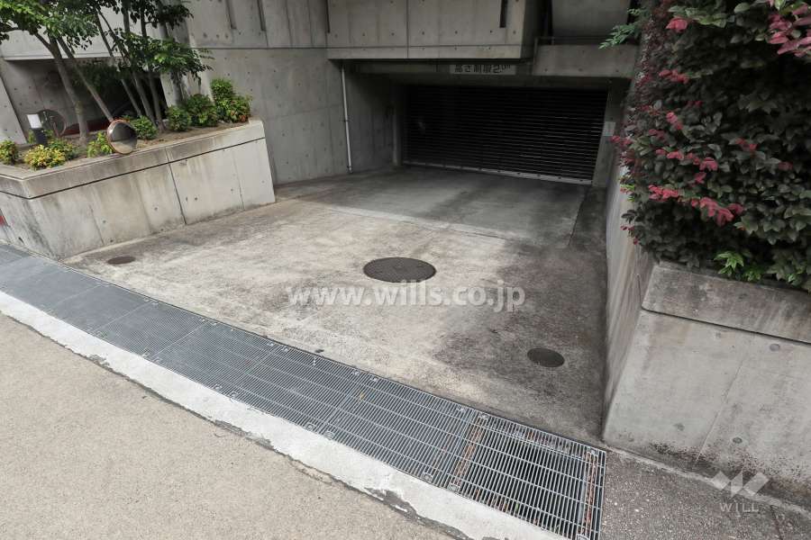 駐車場出入り口