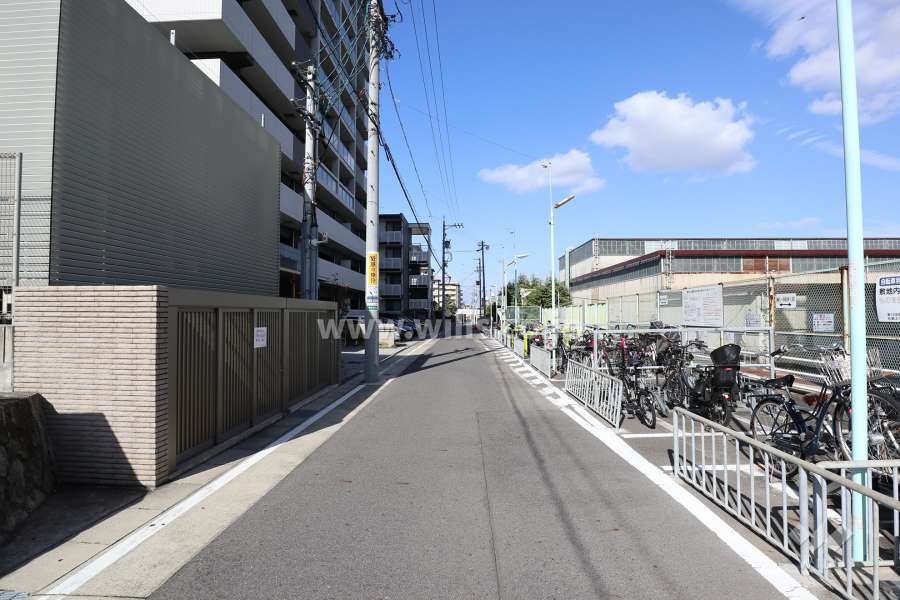 敷地東側の前面道路（南側から）