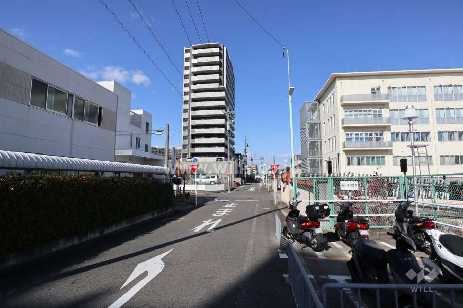 周辺は駐輪場の他、敷地東側は名古屋市交通局の敷地が広がっています。