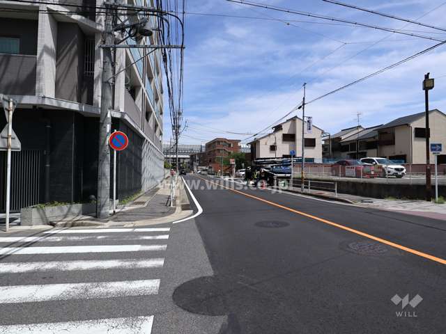 敷地の南側前面道路（西側から）