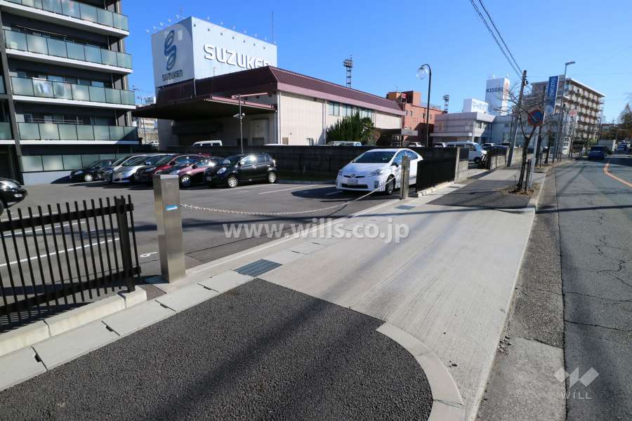 敷地南側の前面道路（西側から）