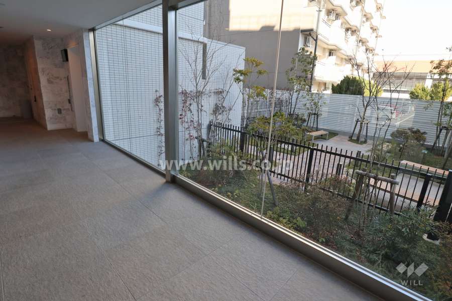 共用廊下から見えるオーナーズテラス