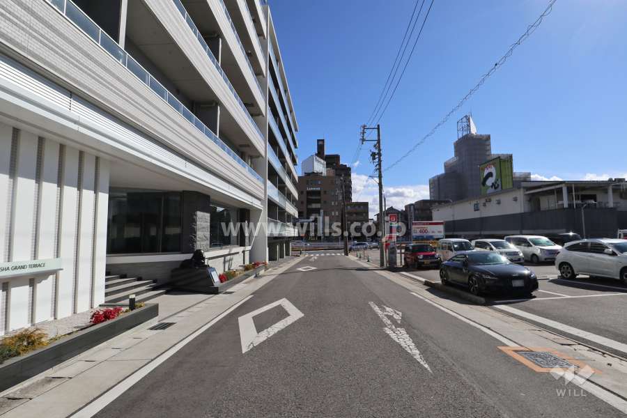 敷地の南西側前面道路（北西側から）