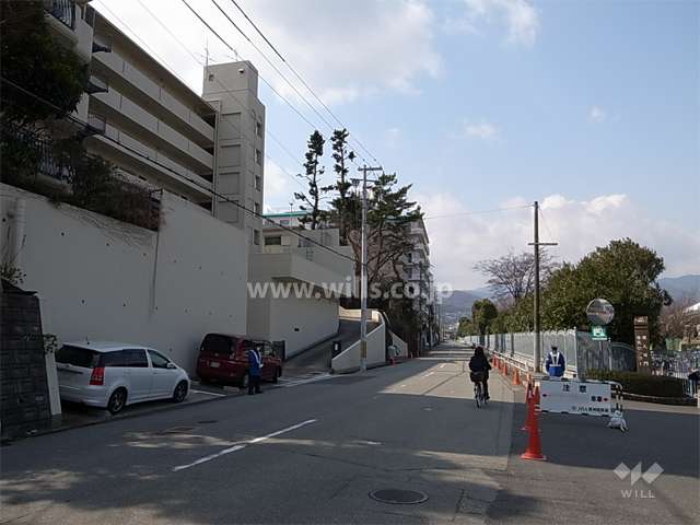 敷地北側には道を挟んで、阪神競馬場があります。