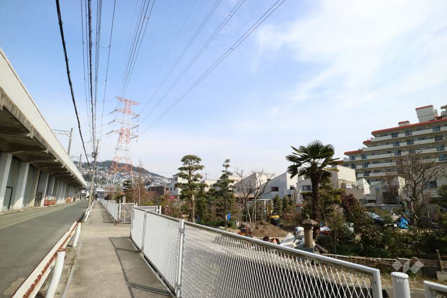 敷地西側に、阪急電鉄の平井車庫があります。