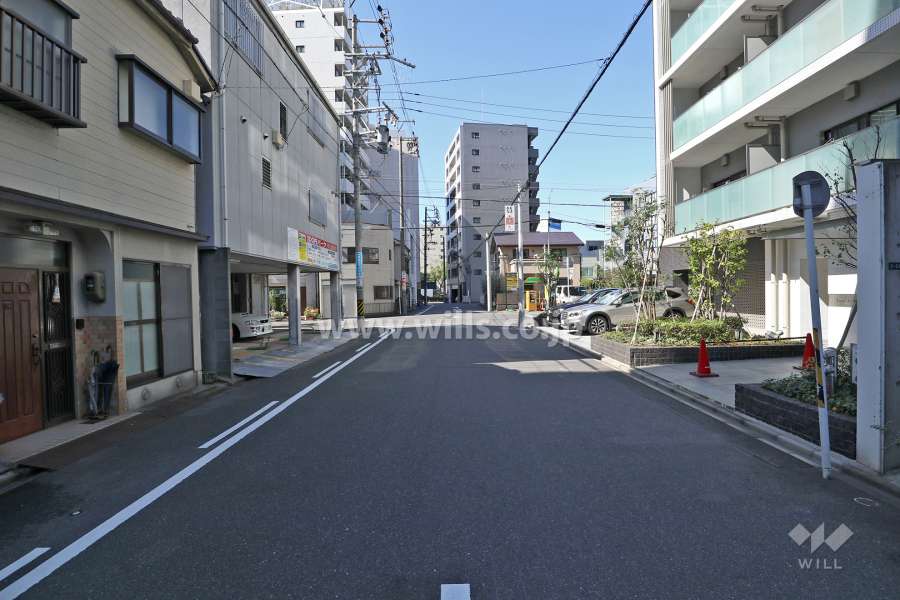 敷地南側の前面道路（東側から）