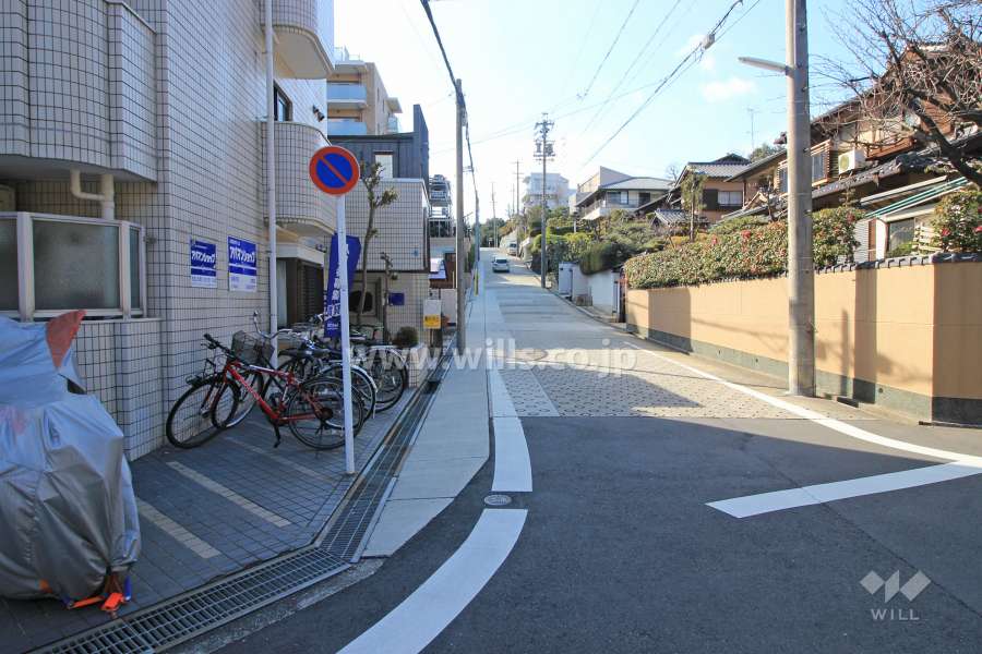 敷地北側の前面道路。.緩やかな坂になっています。