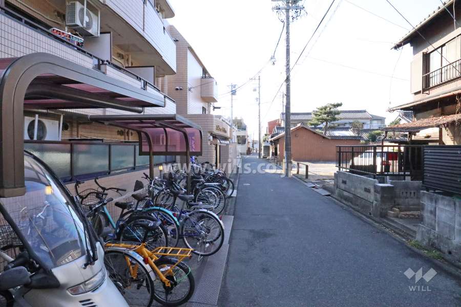 敷地西側の前面道路