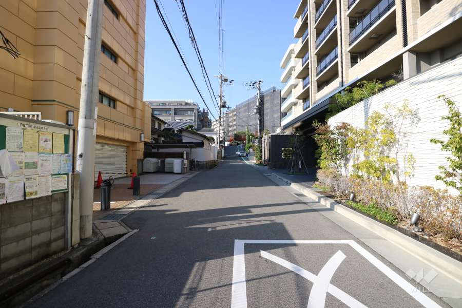 敷地南側の前面道路（東側から）