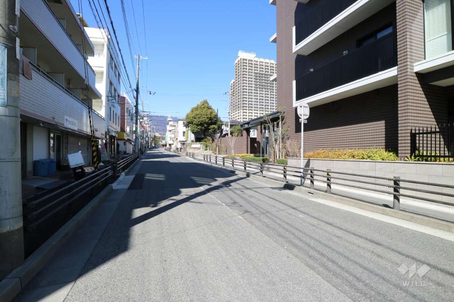 敷地西側の前面道路