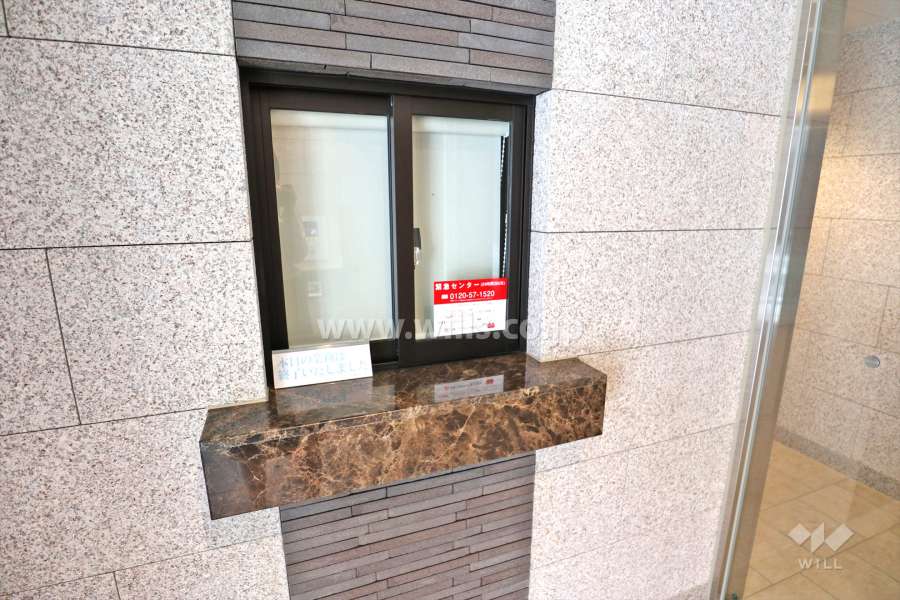 エントランスには管理人室があります。