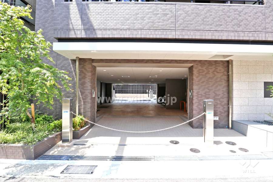 敷地内駐車場出入り口（リングシャッター付き）