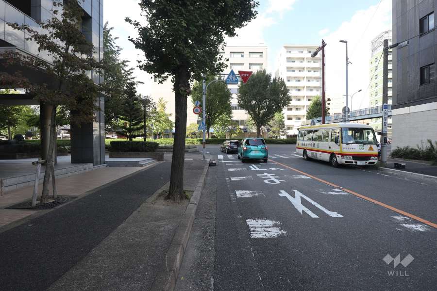 敷地の東側前面道路（北側から）