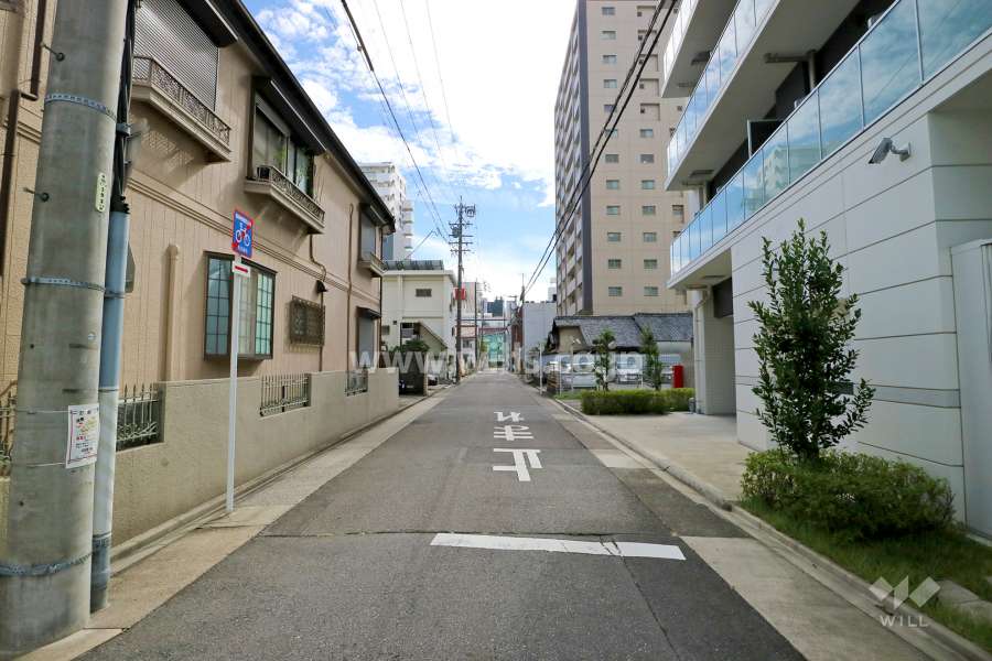 敷地東側の前面道路（北側から）
