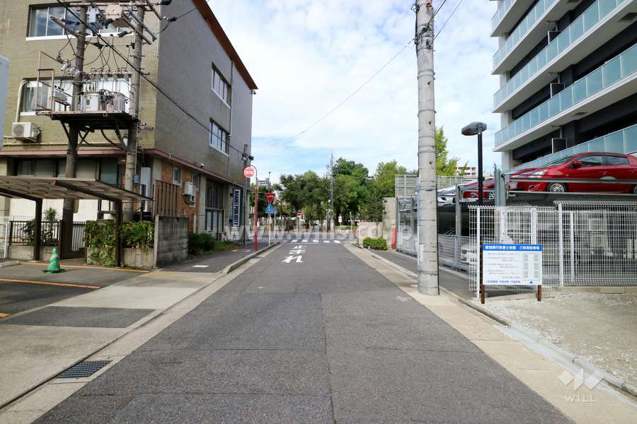 敷地西側の前面道路（南側から）