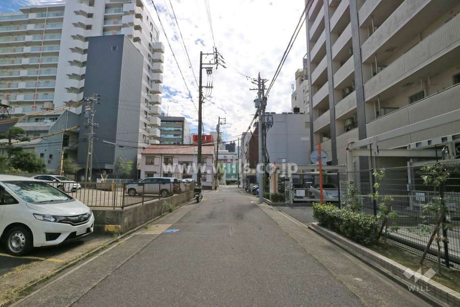 敷地東側の前面道路（南側から）