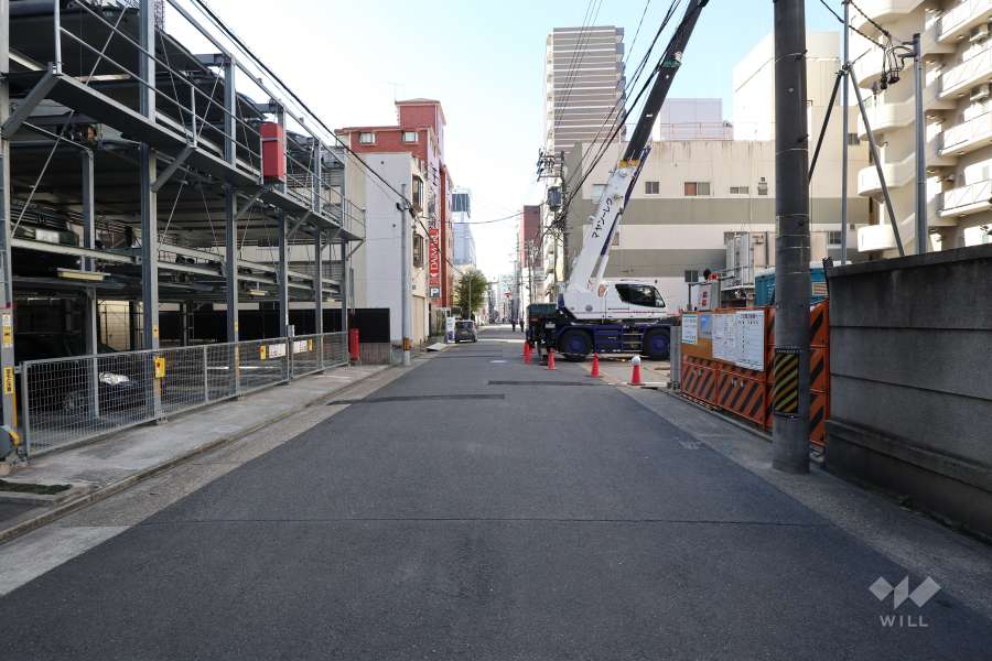 敷地の北側前面道路（東側から）