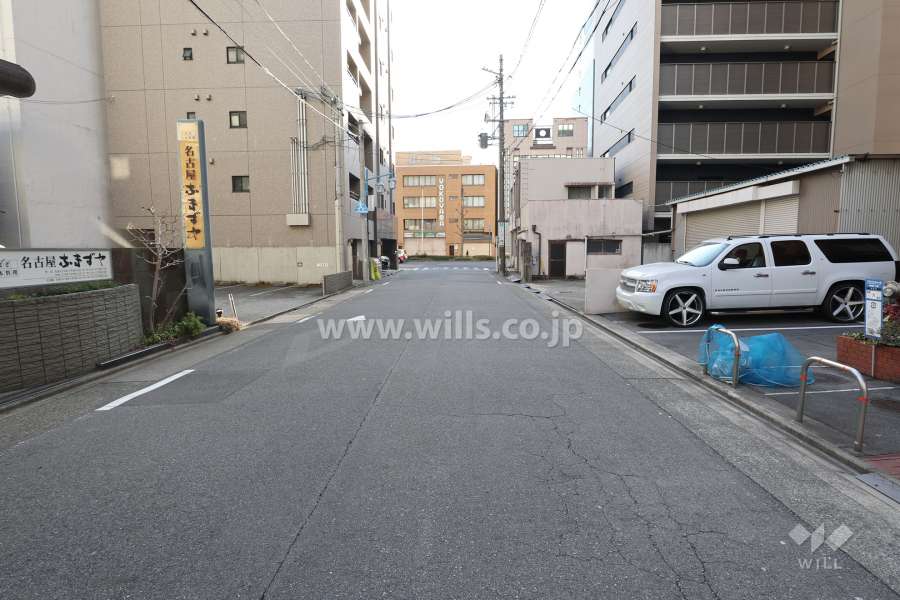 敷地東側の前面道路（北側から）