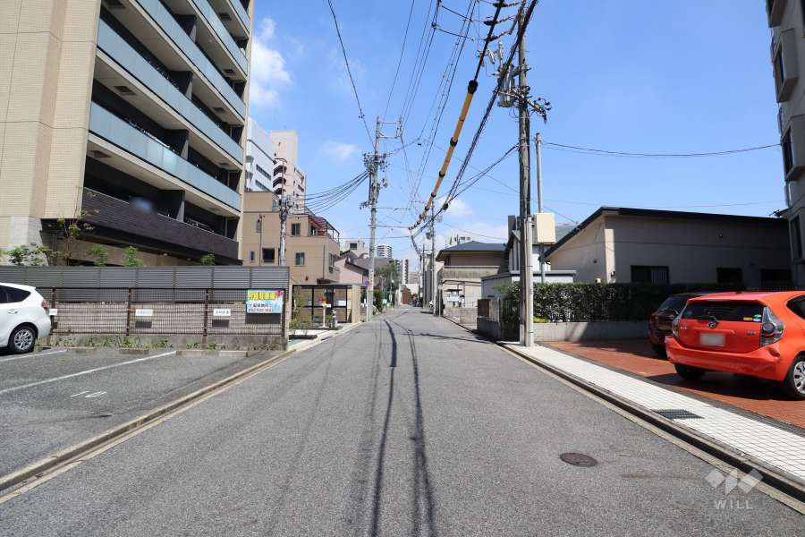 敷地北側の前面道路（西側から）