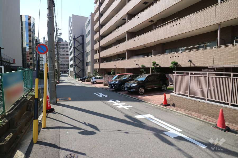 敷地南側の前面道路（東側から）
