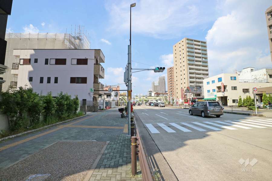 敷地東側の前面道路（南側から）