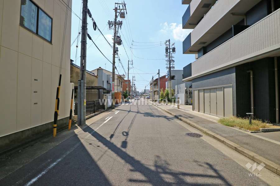 敷地南側の前面道路（東側から）