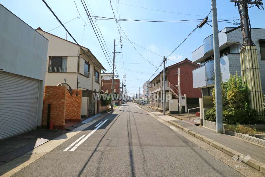 敷地北側の前面道路（東側から）