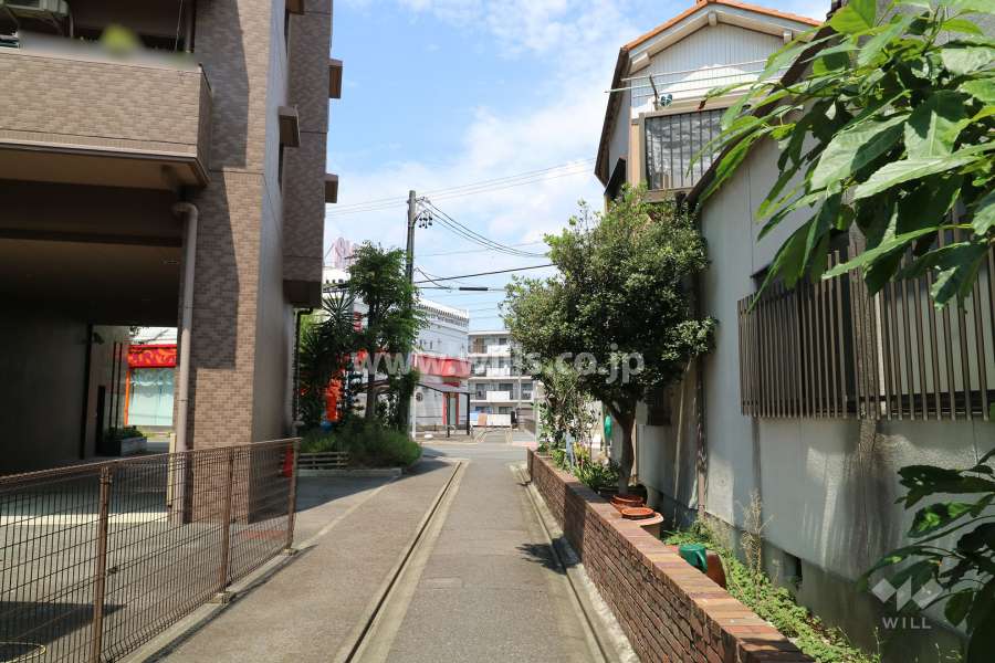 敷地東側の前面道路（南側から）