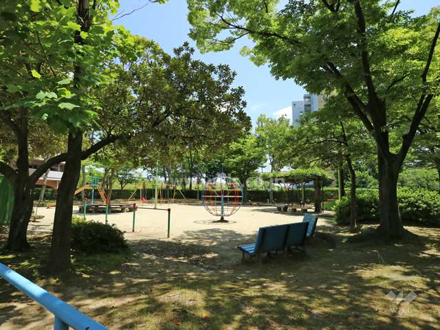 敷地内東側の公園