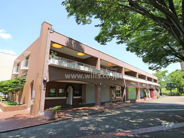 S棟の外観（南東側から）。店舗が入っています。