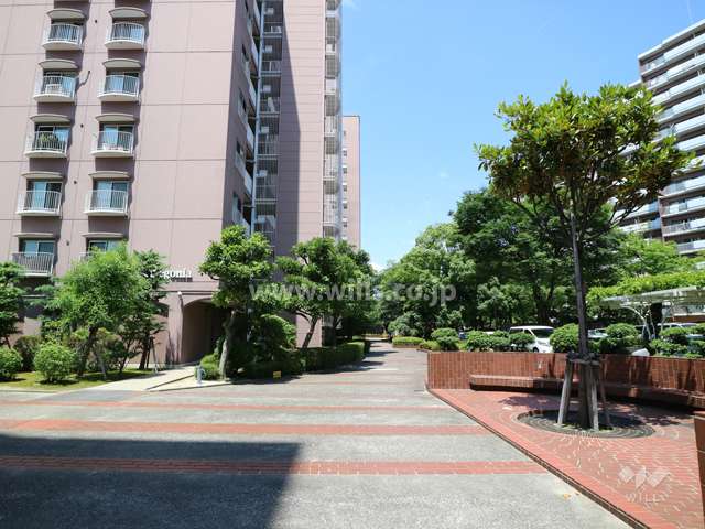 A棟とB棟の間の敷地内の共用スペース