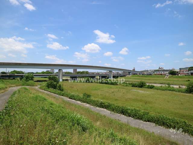 敷地の北側は矢田川が流れています。