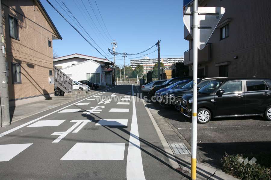 敷地西側の前面道路（南側から）