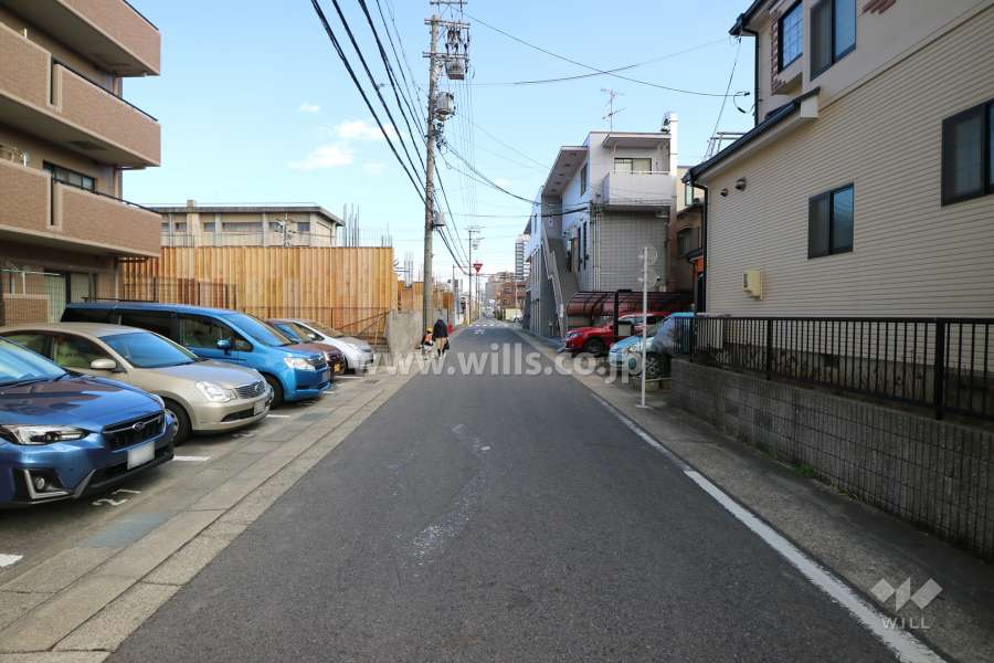 敷地南側の前面道路（西側から）